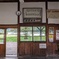 廃駅の駅舎内