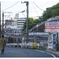 駅まで坂道を下る。