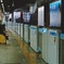 東京駅にてスマホする