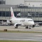 大阪国際空港でマーシャリング中