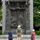彫刻を見詰る人々の思索
