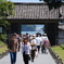 門を抜けて