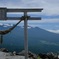 鳥居越しに八ヶ岳と富士山