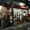 店明かりの下で
