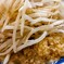 ラーメンにのせたニンニクの接写