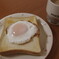 目玉焼きトーストとホットコーヒー