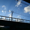 線路の先の空。
