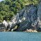 恐竜岩　頭を海に入れている図　笹川流れ
