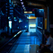 夜のローカル駅。