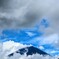 雲に囲まれる富士山頂