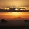 浮かび出る山