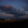 東は雨雲、西は晴れー１