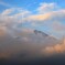雲にまみれた富士山