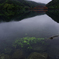 赤い橋が架かる湖