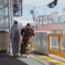 DSC02759. 電車を待つ関取衆