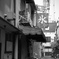 残暑残る朝の裏路地