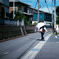 路地に向かって