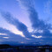 薄暮 雲指の先に残照を望む