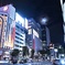 十三夜の月が街を明るく照らす