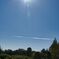 秋晴れに飛行機雲