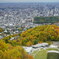 紅葉の中の札幌を眺める