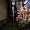 雑貨店が並ぶ路地裏