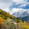 積雪の明神岳と上高地の紅葉