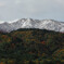 紅葉と初冠雪の野谷荘司