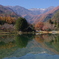 秋の山々を映す池