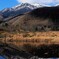 まいめの池に姿を映す冠雪の乗鞍岳
