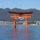 海にそびえたつ鳥居