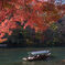 渡月橋上流の紅葉と舟