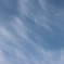 雲間を漂う月