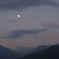 山と月