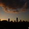 ビルと曇と夕日