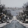 小雪舞う八幡坂