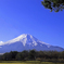 青空に聳える富士山