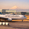 朝日を浴びる富士山とJAL