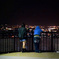夜景を見下ろす二人