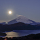 ウルフムーンが富士子を照らす