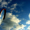 空のカーブミラー