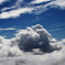 飛行機の窓から見える雲