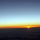 朝焼けの空に向かって