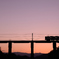 夕暮れに染まるローカル列車