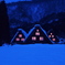 雪夜に浮かぶ窓明かり