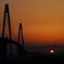 沈む夕日と新湊大橋