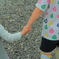 手と手をギュッ