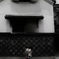 古い蔵と見つめる少女