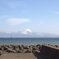 対岸から臨む