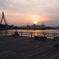 夕暮れ時の釣り人